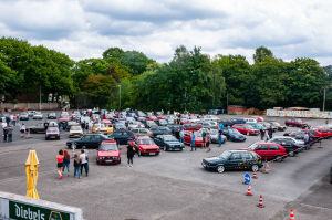 Viele Golf 2 auf einem Parkplatz beim Oldtimertreffen in Krefeld