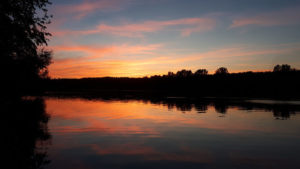 Sonnenuntergang am Otto-Maigler-See, das Feuer des Himmels spiegelt sich im See.