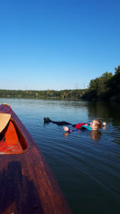 Janine mit Schwimmweste im Wasser