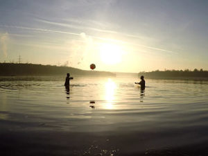 Janine und Helmut spielen am 11. 11. im Otto-Maigler-See mit einem Wasserball