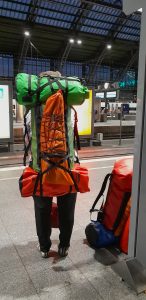 Mit Rucksack am Bahnhof