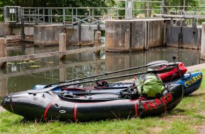 Zwei beladene Packrafts an der Schleuse