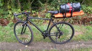 Packraft auf dem Gravelbike