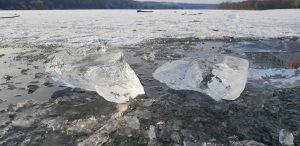 Eisbrocken auf der Eisdecke