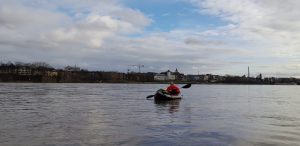 Janine auf dem Rhein vor Kölner Panorama