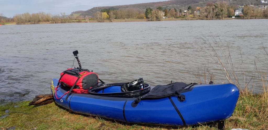 Packraft MRS Nomad S1 am Rheinufer, fertig für die Paddeltour