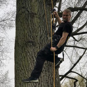E-tumleH klettert am Baum