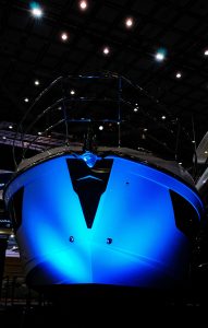 Eine Superyacht in blauem Licht